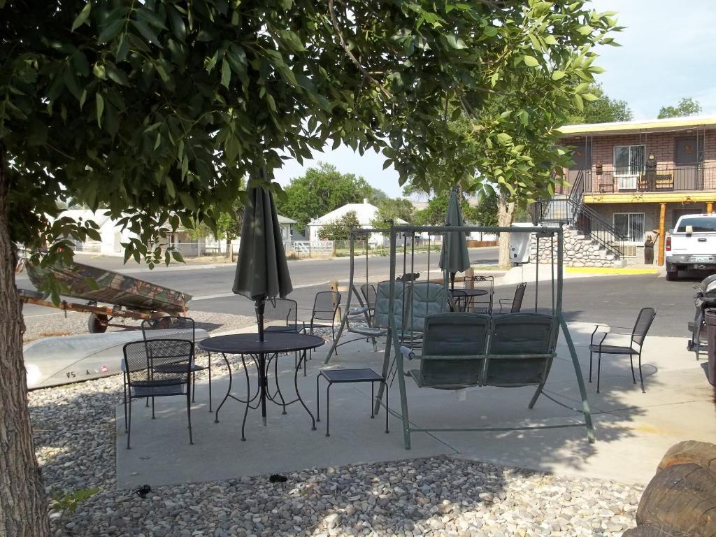 Budget Host Elk Antler Inn เธอร์โมโปลิส ภายนอก รูปภาพ